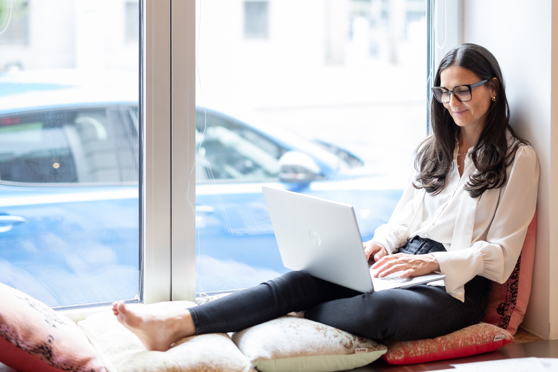 Isabel Espinosa arbeitet mit dem Laptop am Fensterplatz